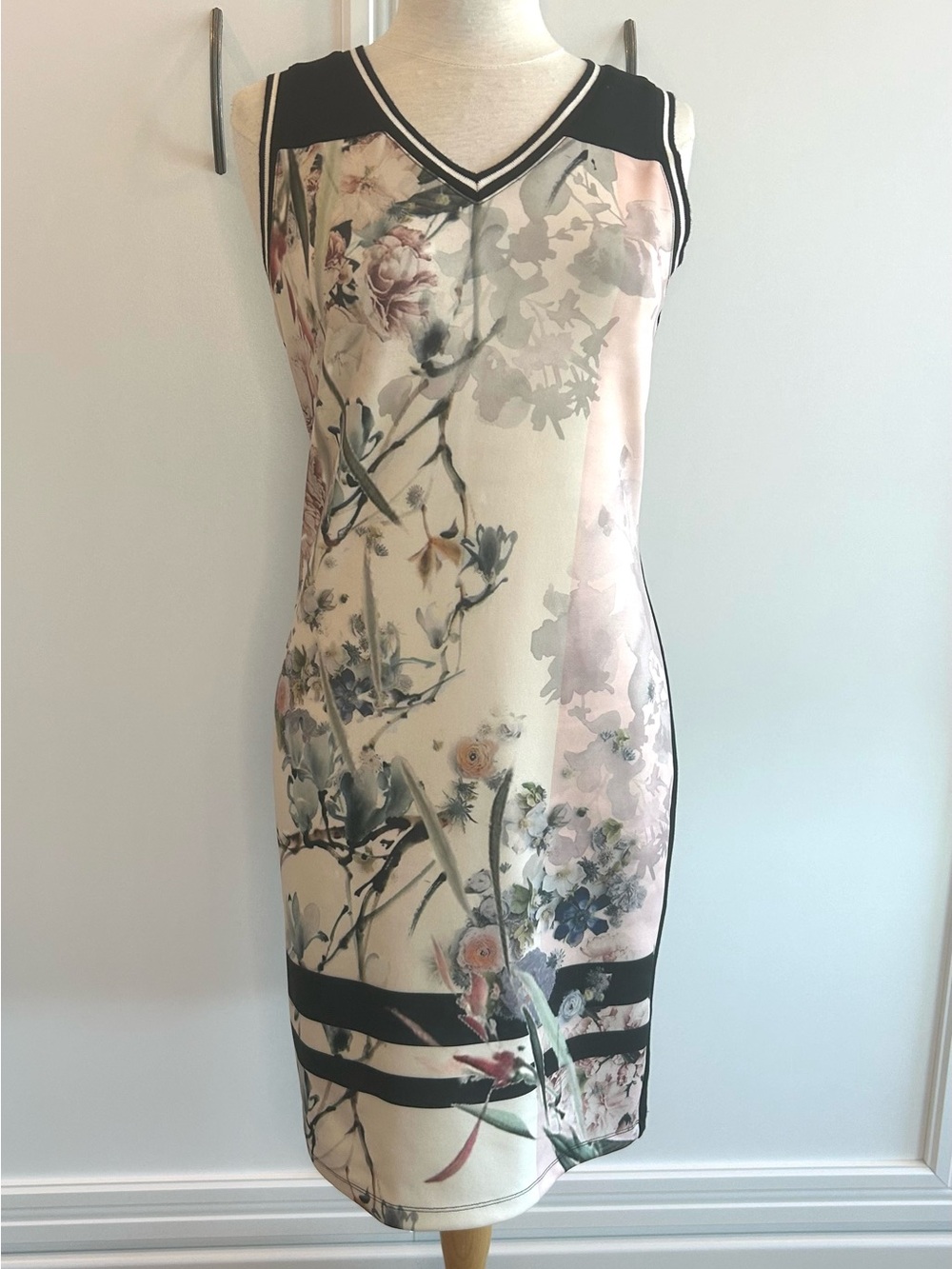 Tramontana Floral Bodycon Dress Black Blush Botanical V-Neck Stretch